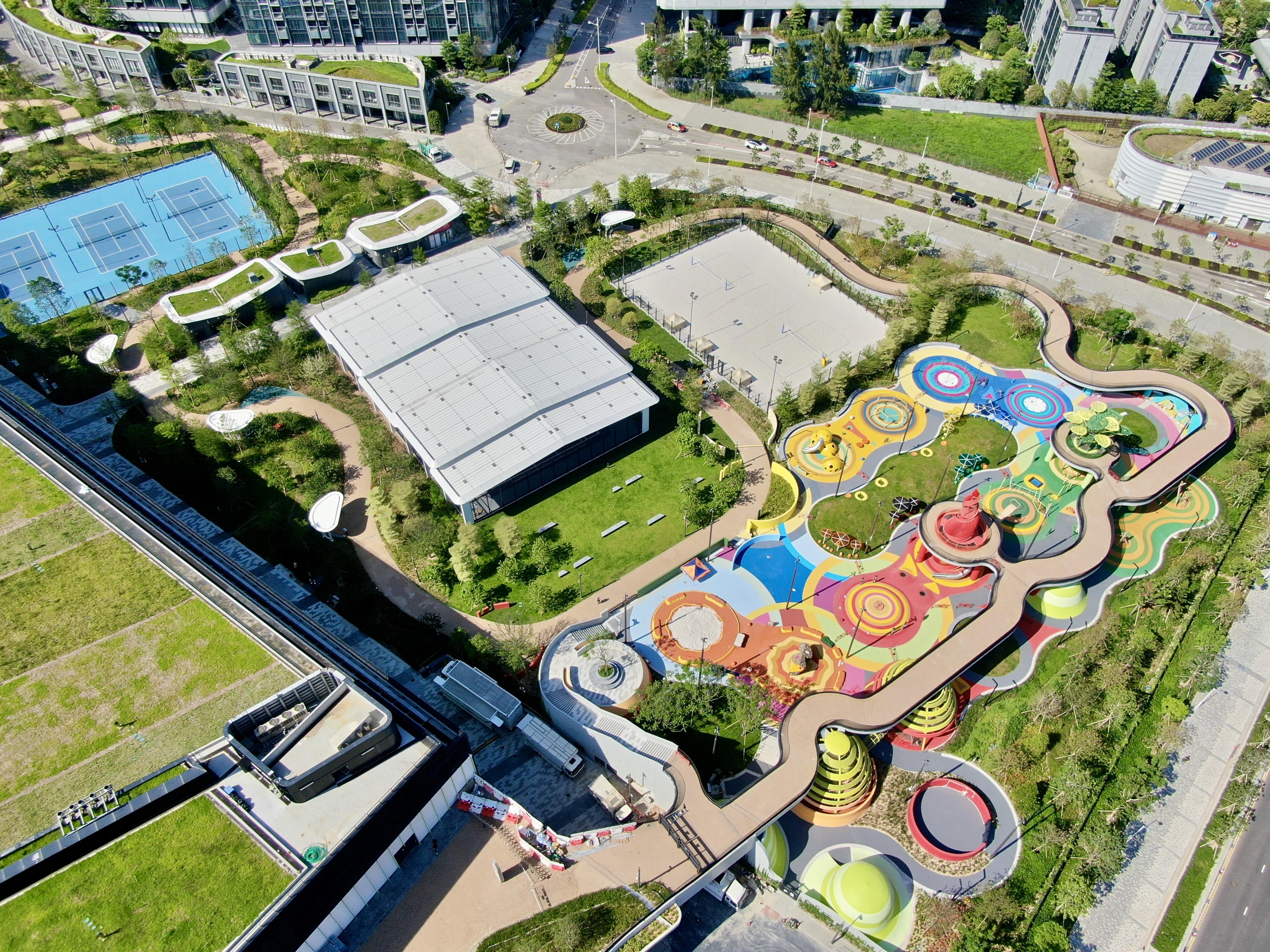 啟德體育園有新戶外設施開放給公眾使用,佔地逾4300平方米的「五行童樂園」親子遊樂空間,設計靈感源自宋代鹽田景觀,並以五行概念劃分五大主題區。(啟德體育園提供)