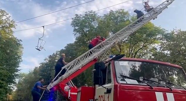 吊椅纜繩斷裂7米高直墮 十多人摔落樹叢湖面8人受傷(有片)