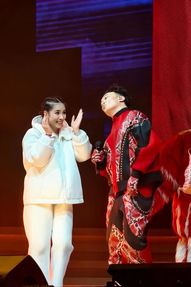 Eason演出182場騷,靜靜跳足182場,絕對是友情的緣份。