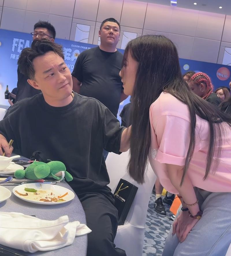 陳奕迅細聽心聲 擁抱陪伴182場演出的舞者