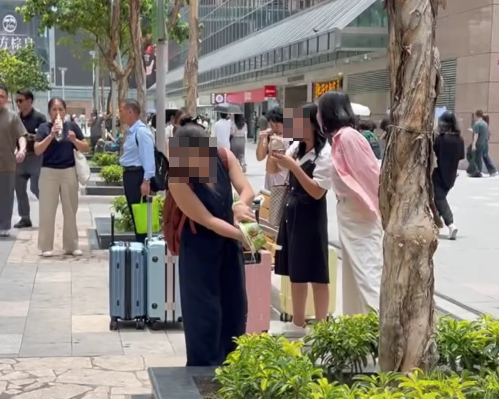 有網民發現在旅遊熱點尖東,有疑似內地人在街上沖杯麵,更將水倒進草叢。(Threads影片截圖)