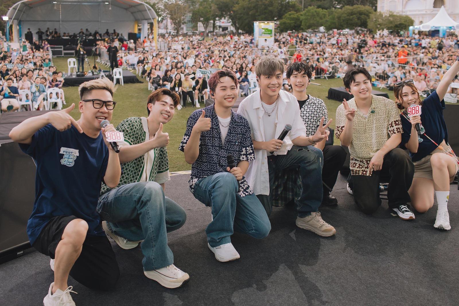 與想混蛋同台合唱後,在台上拍照留念。