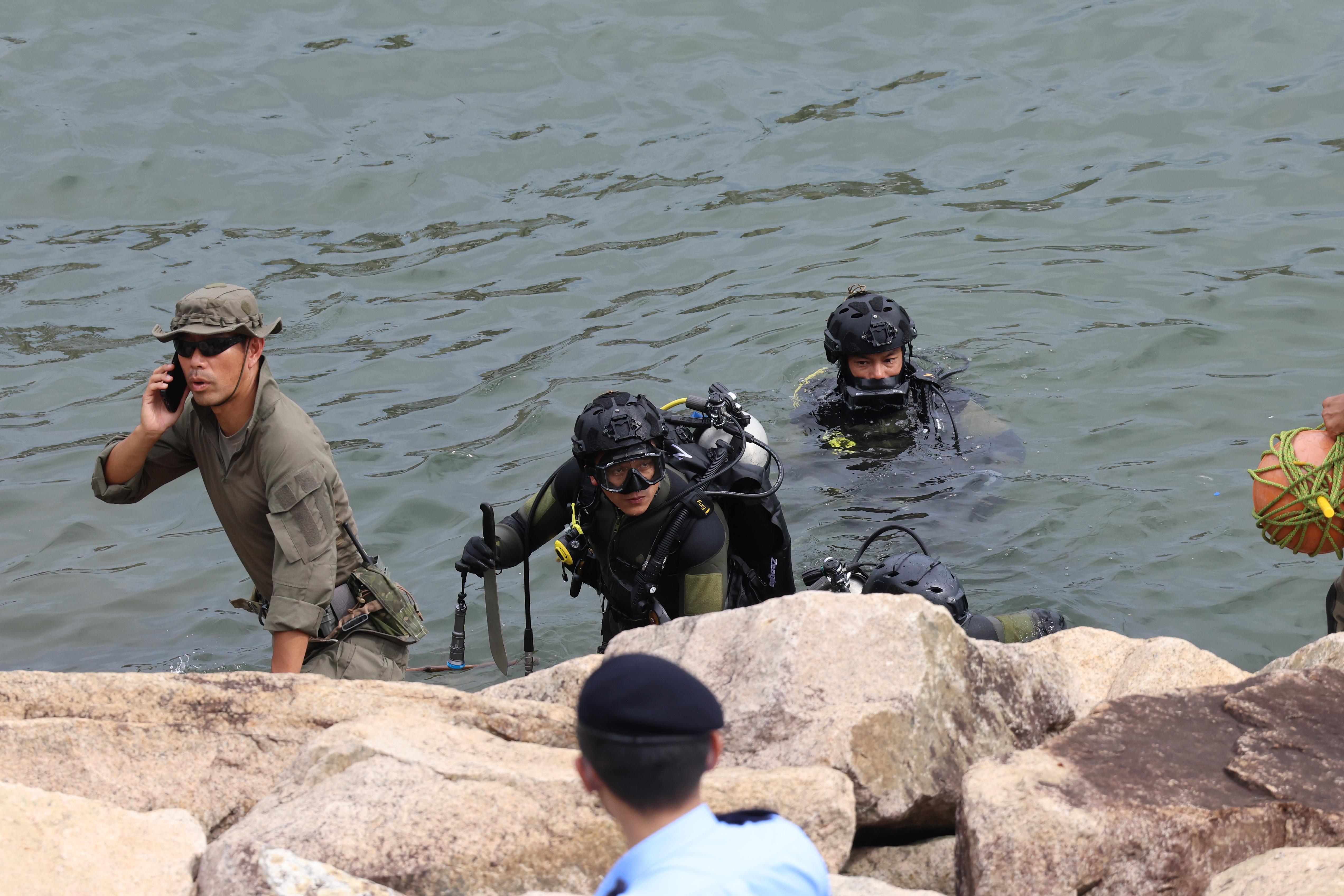 亦園路謀殺案,疑犯被押到荃灣麗城花園對開海濱,飛虎水鬼隊及機動部隊搜索證物,檢獲兩把利刀懷疑與案有關。