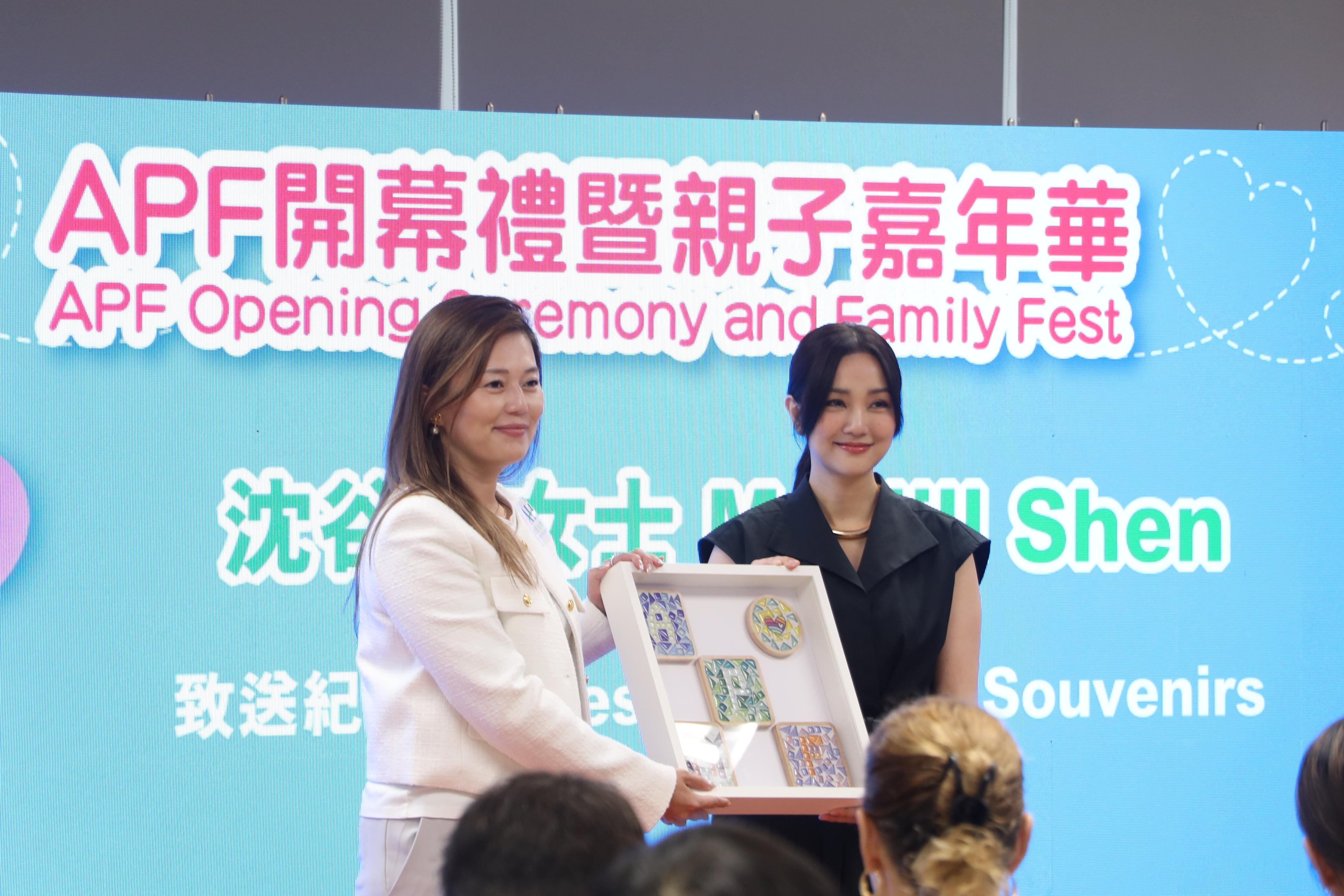 Kay今日現身九龍灣,出席自閉症服務中心開幕禮。(娛樂組攝)