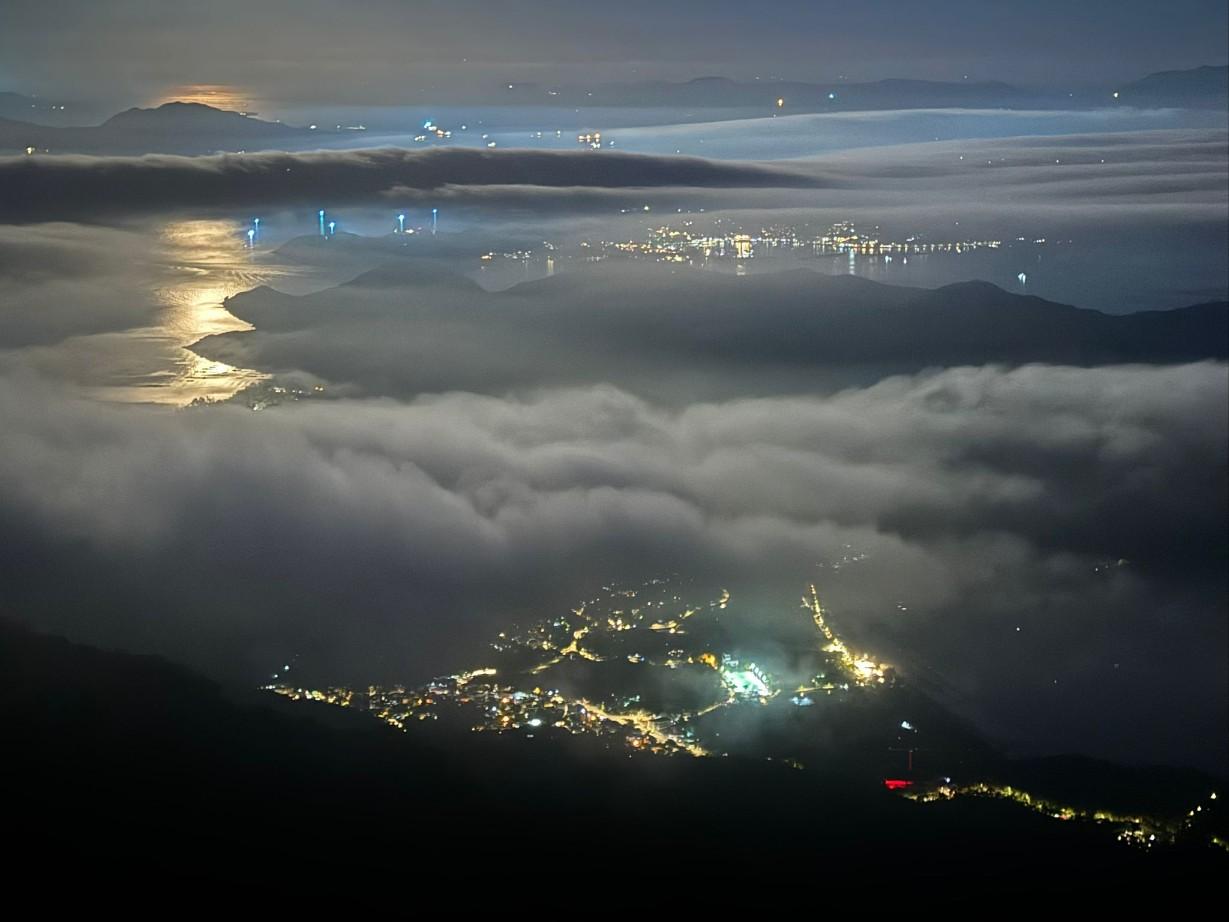 月照雲海,隱透夜燈。