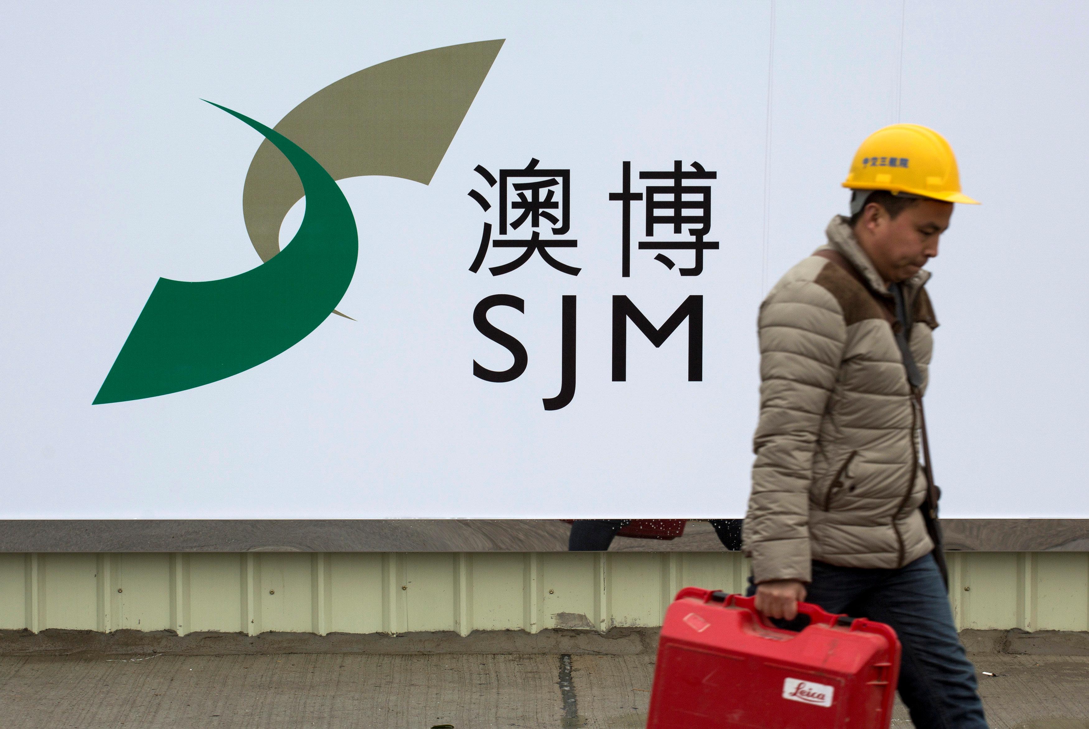 澳博中期虧損擴大至1.82億元 斥5.29億收購葡京酒店部分物業。