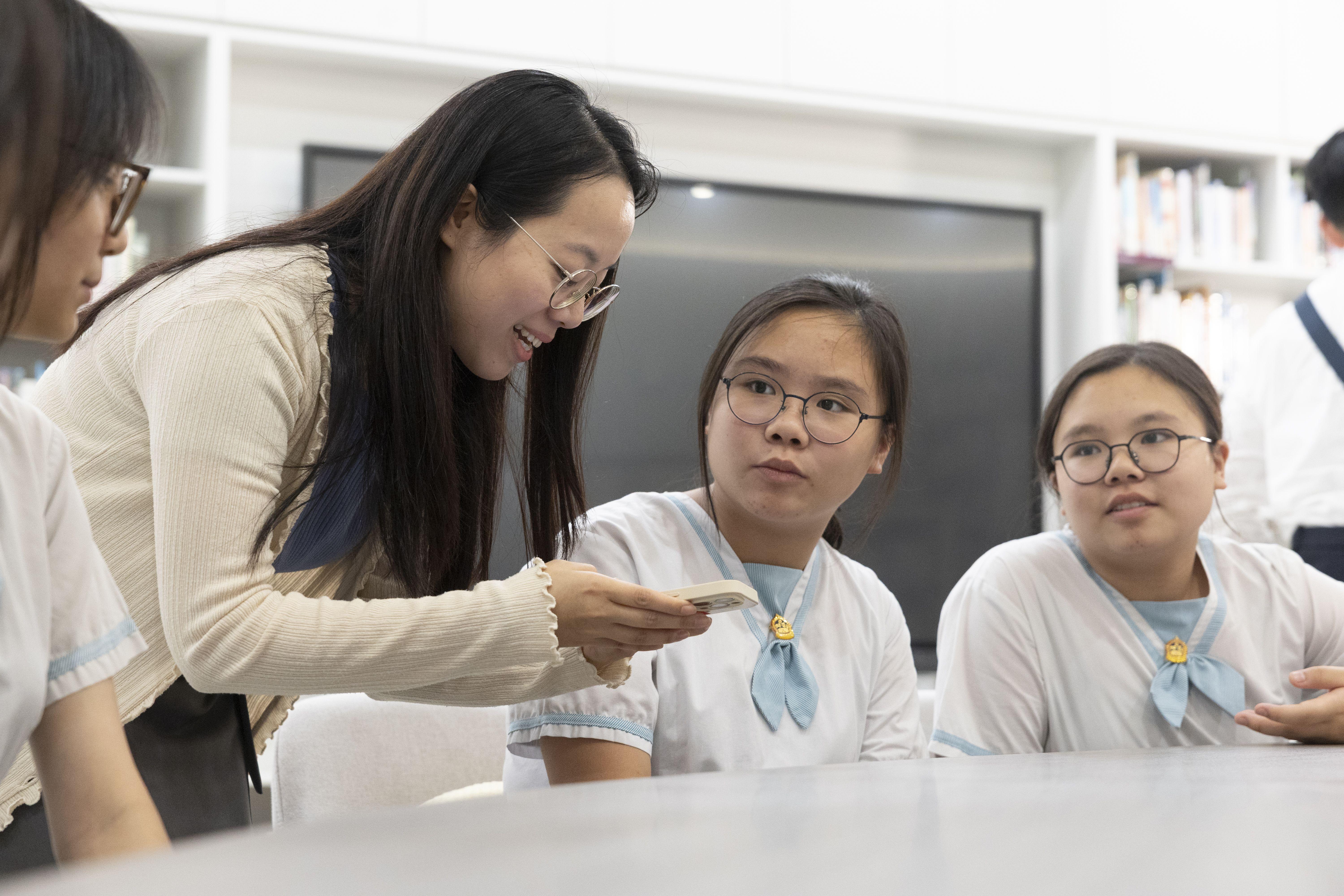 雙胞胎姊妹黃蔚琳(右一)和黃蔚嵐(右二)同學同樣被老師選為小老師。 (蘇文傑攝)