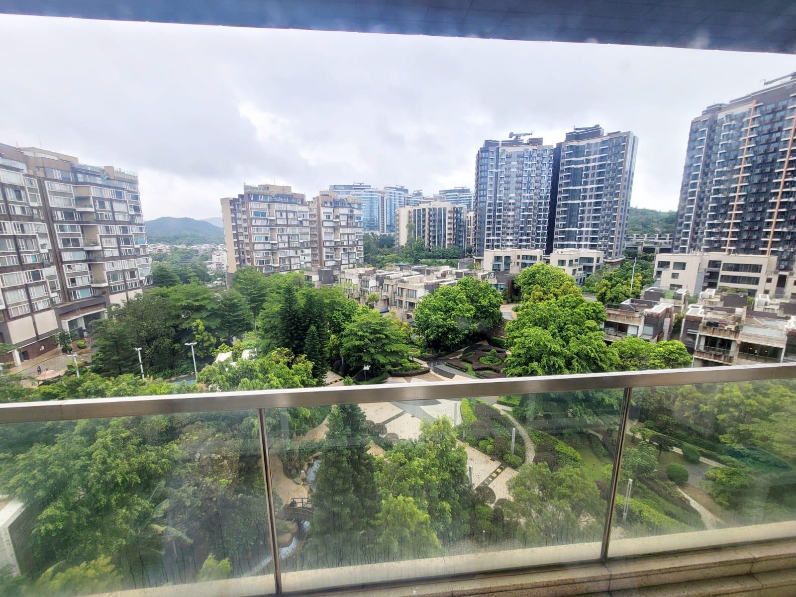 單位設有大露台,面向屋苑內園,景致翠綠開揚。