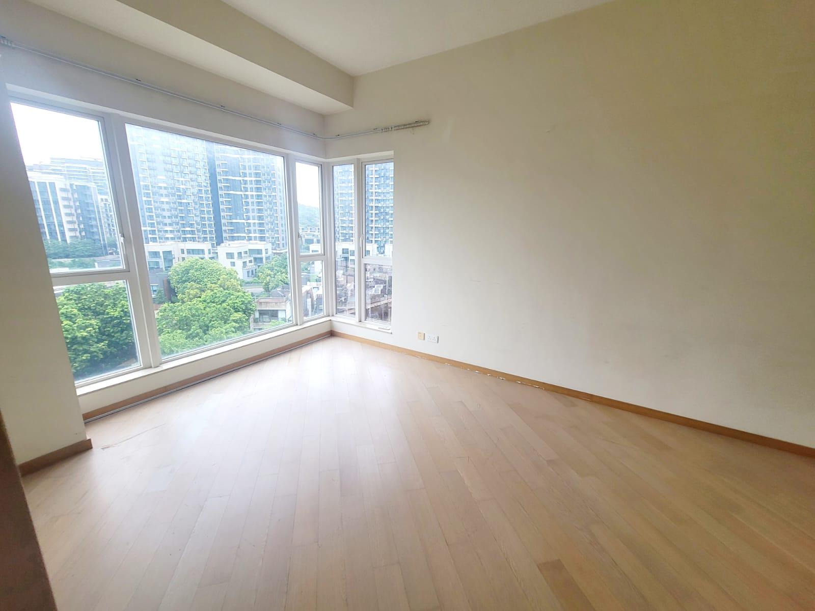 主人套房空間寬敞,轉角大窗採光度極高。