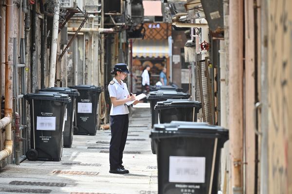 食環署人員會定期檢查食肆有否妥善存放垃圾。(政府新聞處)