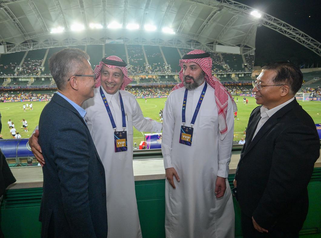 陳茂波與來自沙特阿拉伯的嘉賓交流。(陳茂波網誌)