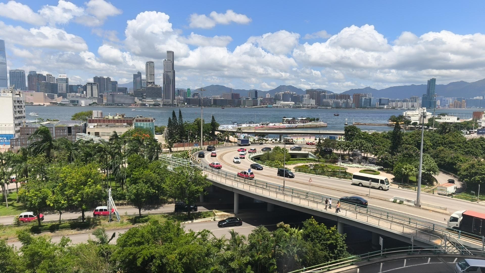 天文台稱於南海中北部的熱帶低氣壓開始逐漸遠離本港 (中通社)