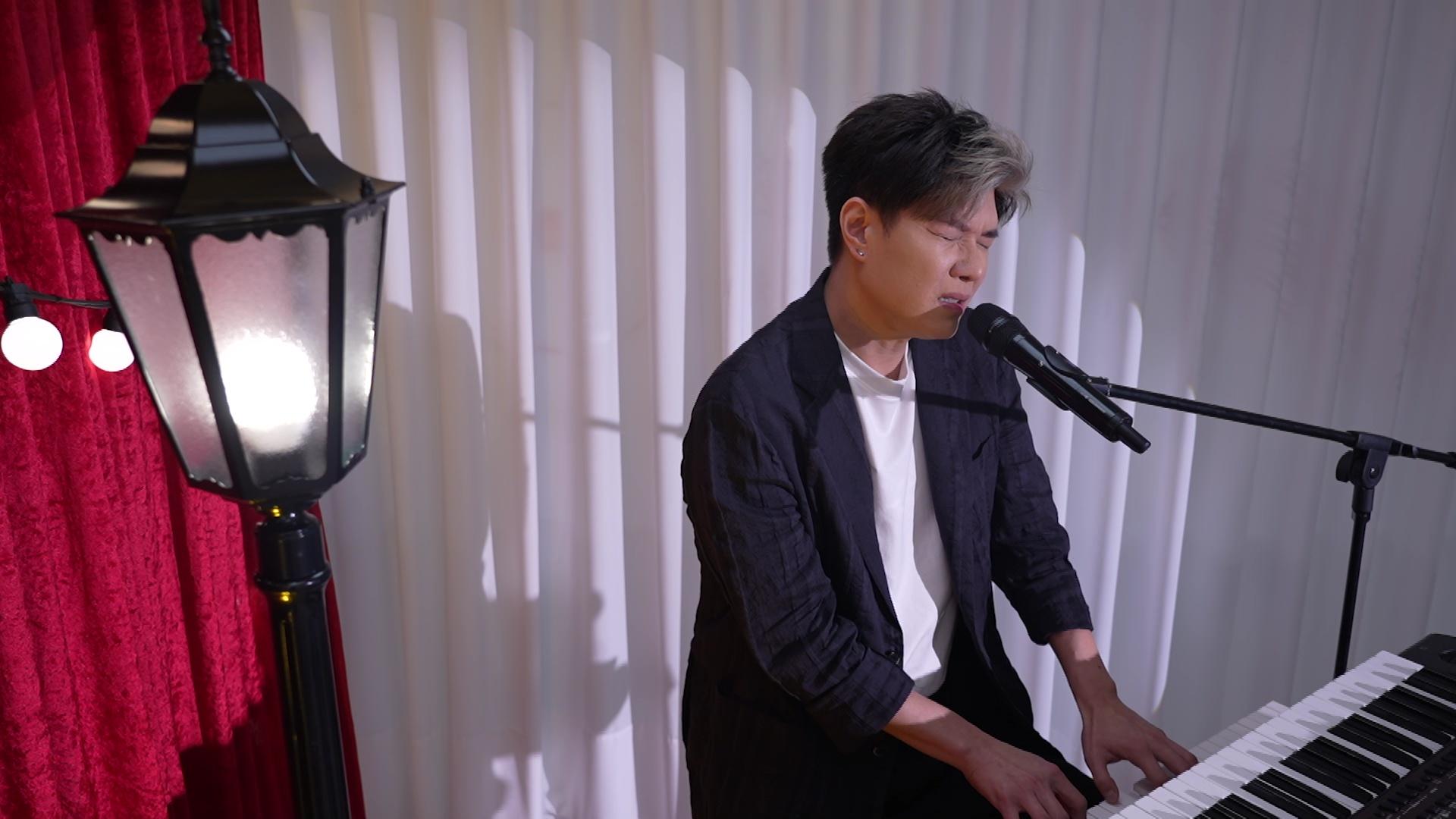 張與辰亦自彈自唱《深海》。