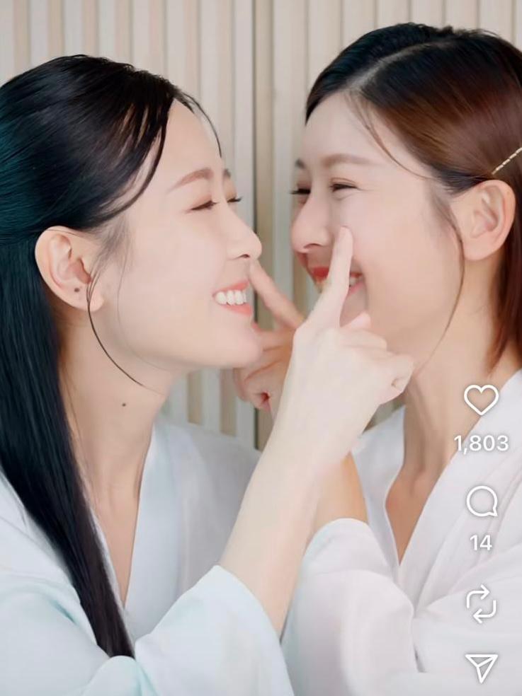 Jennifer早前才孖住妹妹余潔滢,姊妹檔上陣拍攝護膚品廣告,十分吸晴!