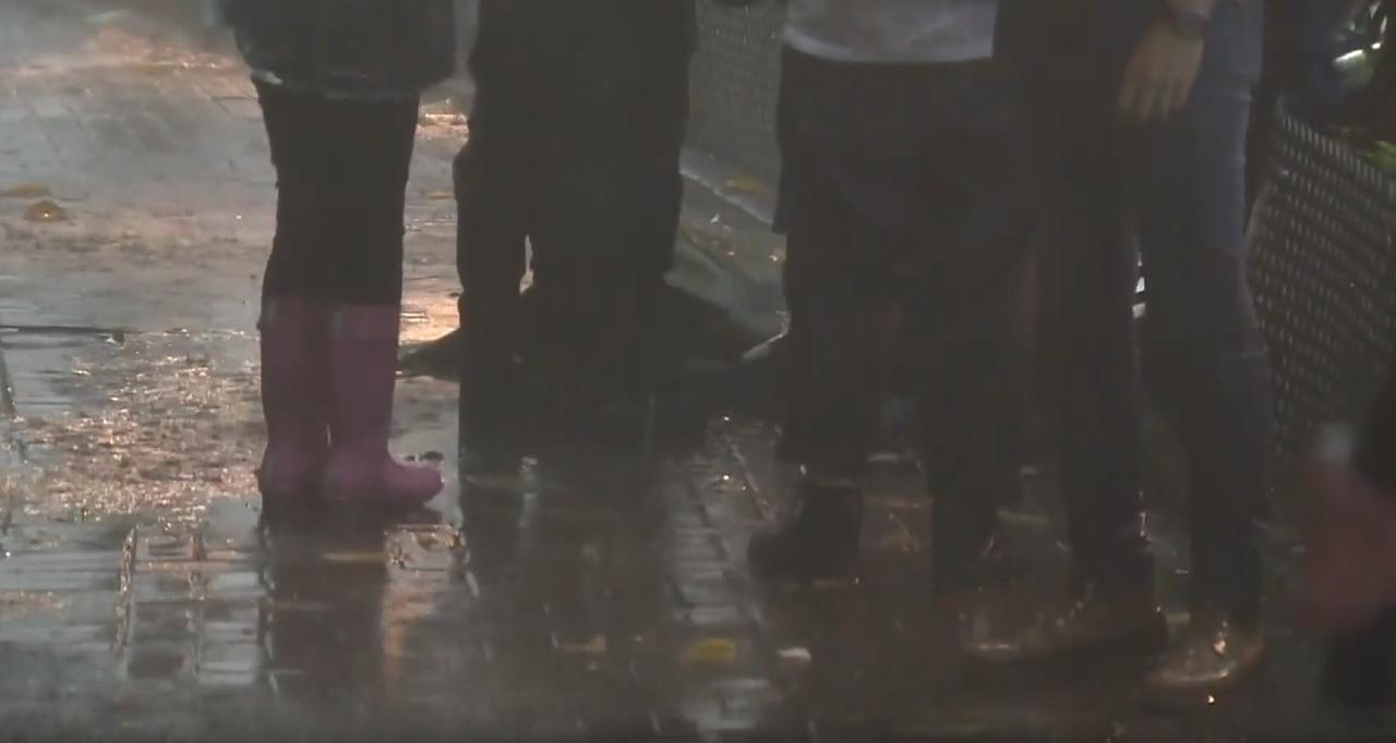 灣仔堅尼地道山邊驚現無頭屍體,大批警員雨中尋頭顱。(now新聞截圖)