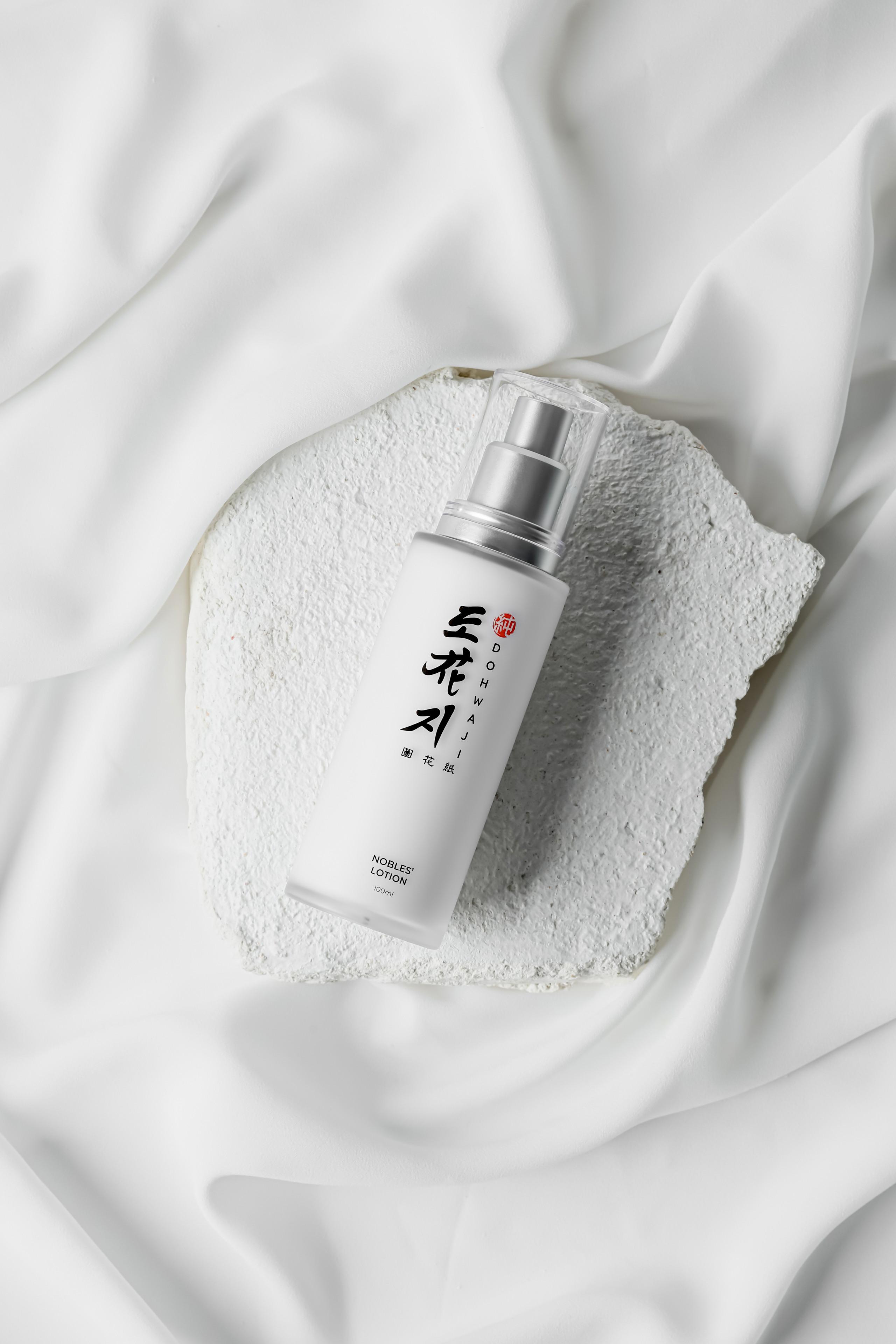 隱形金鐘罩 - THE NOBLES’舒緩系列日間乳液令肌膚維持水潤狀態,舒緩受刺激肌膚,帶來舒適感。$290 / 100ml