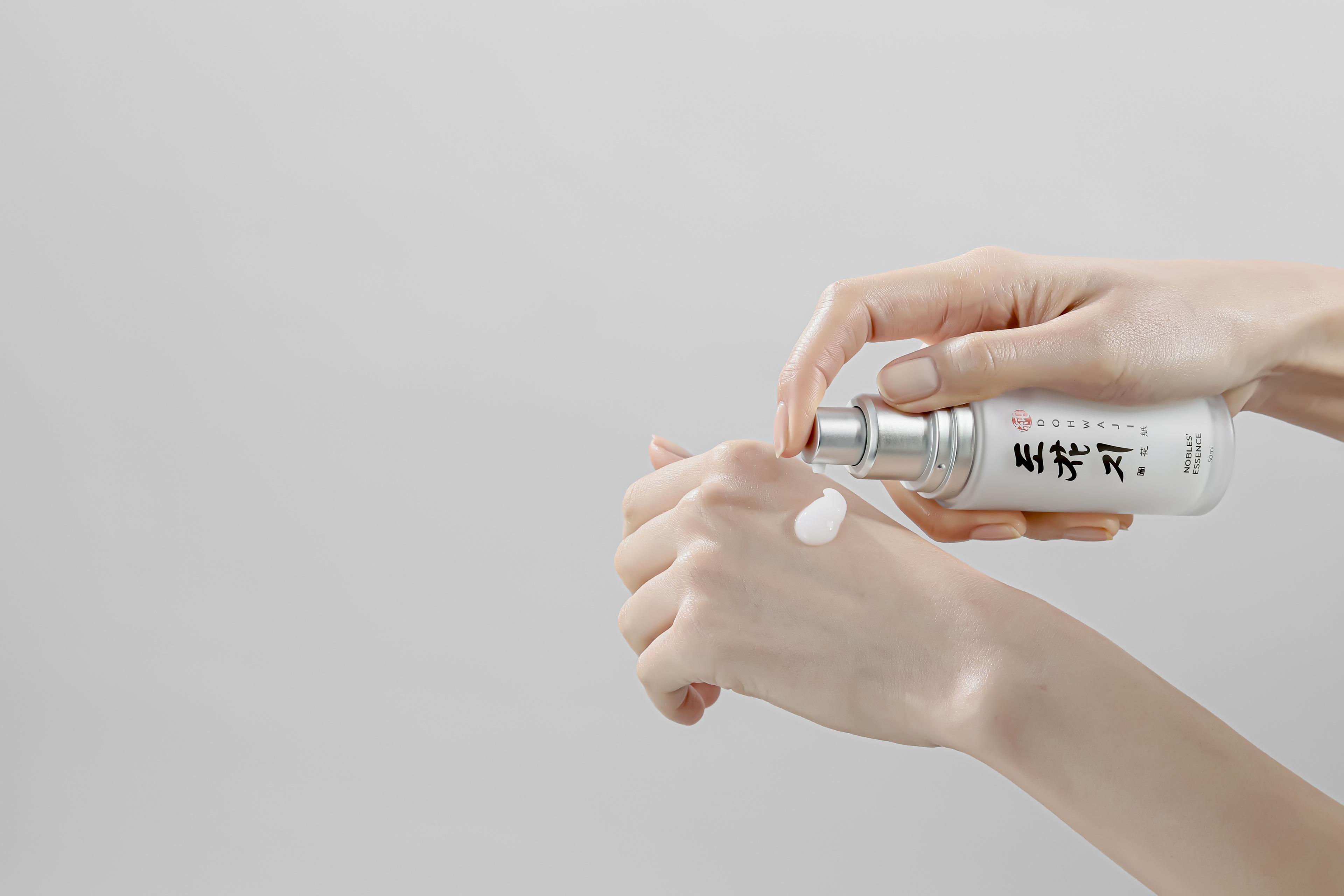 受損肌急救艙 - THE NOBLES’舒緩系列修復精華液含有維生素C及E,有效滋養肌膚並維持健康。$350 / 50ml