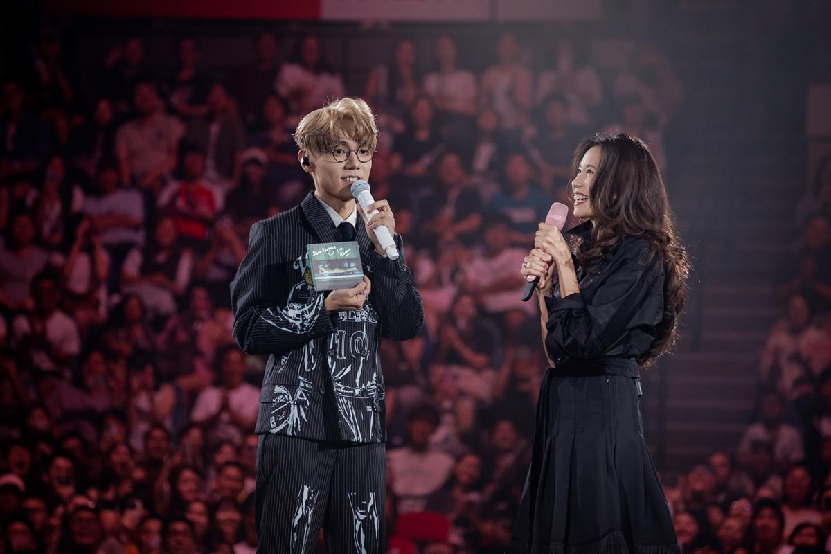 家謙攞住Karen在1996年推出的第2張個人專輯《全身莫文蔚》。