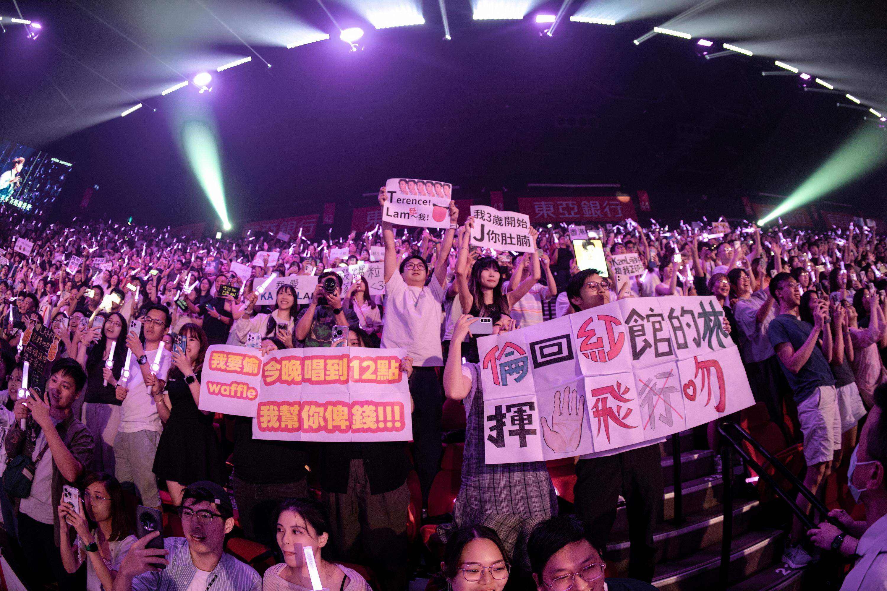 林家謙在「紅館360」吊車上突開IG LIVE,拍下現場觀的興奮實況。