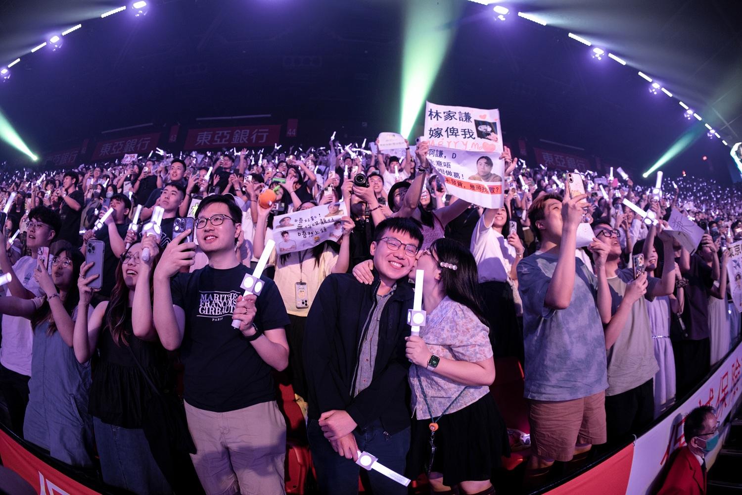 林家謙在「紅館360」吊車上突開IG LIVE,直播現場觀的興奮實況。