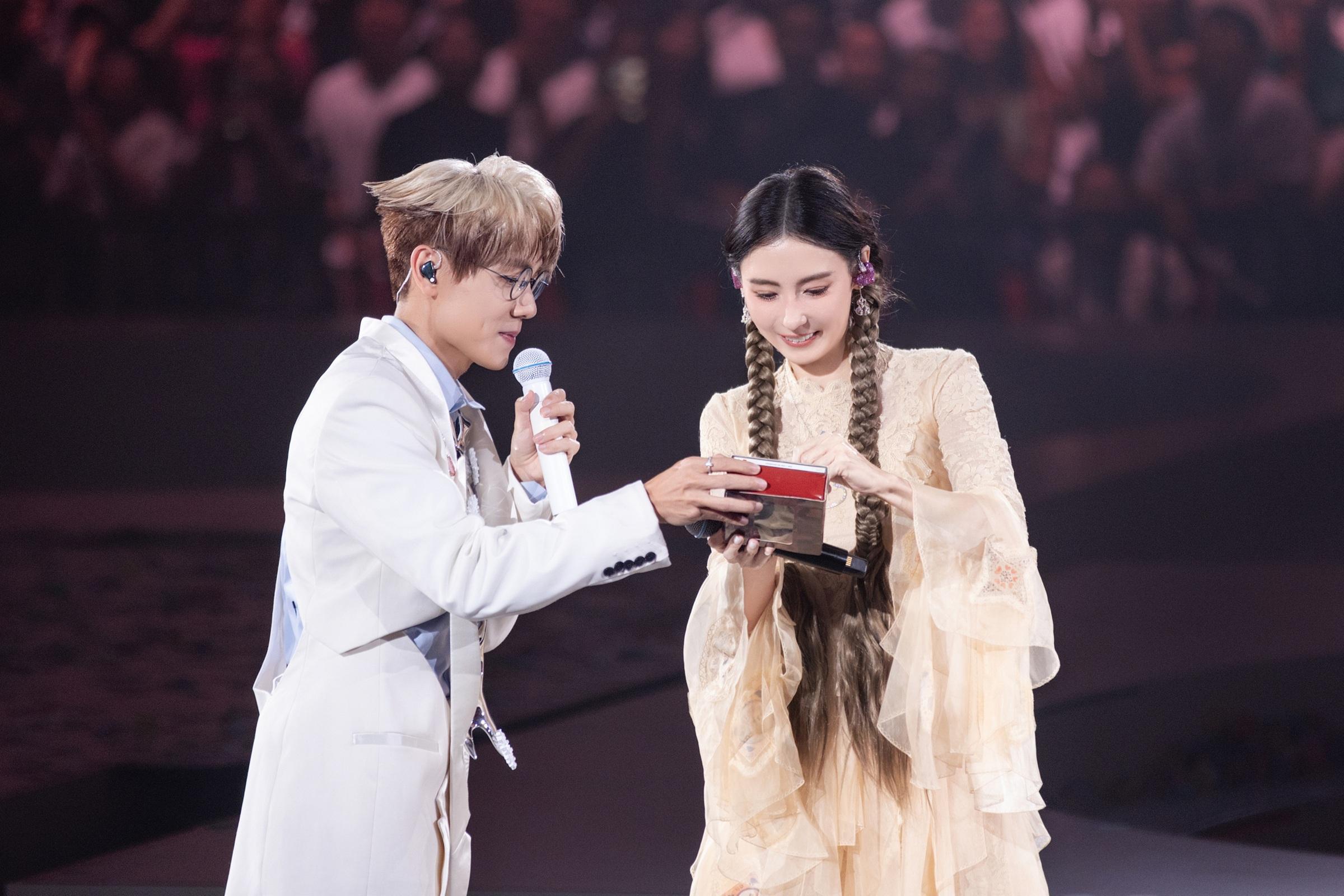 林家謙把握「自肥」機會,請張栢芝在《Destination》CD簽名。