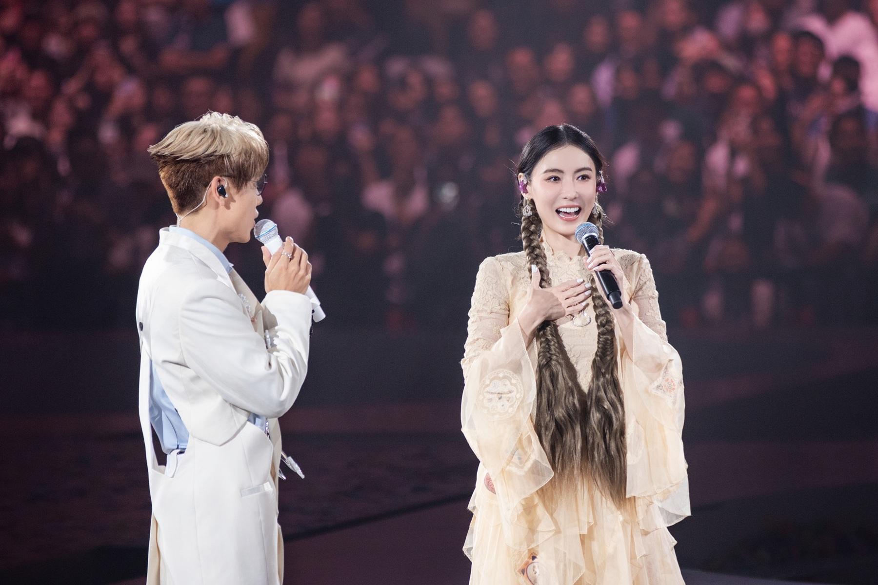 久違香港舞台的張栢芝擔任林家謙《White Summer 》演唱會嘉賓,頻呼好緊張。