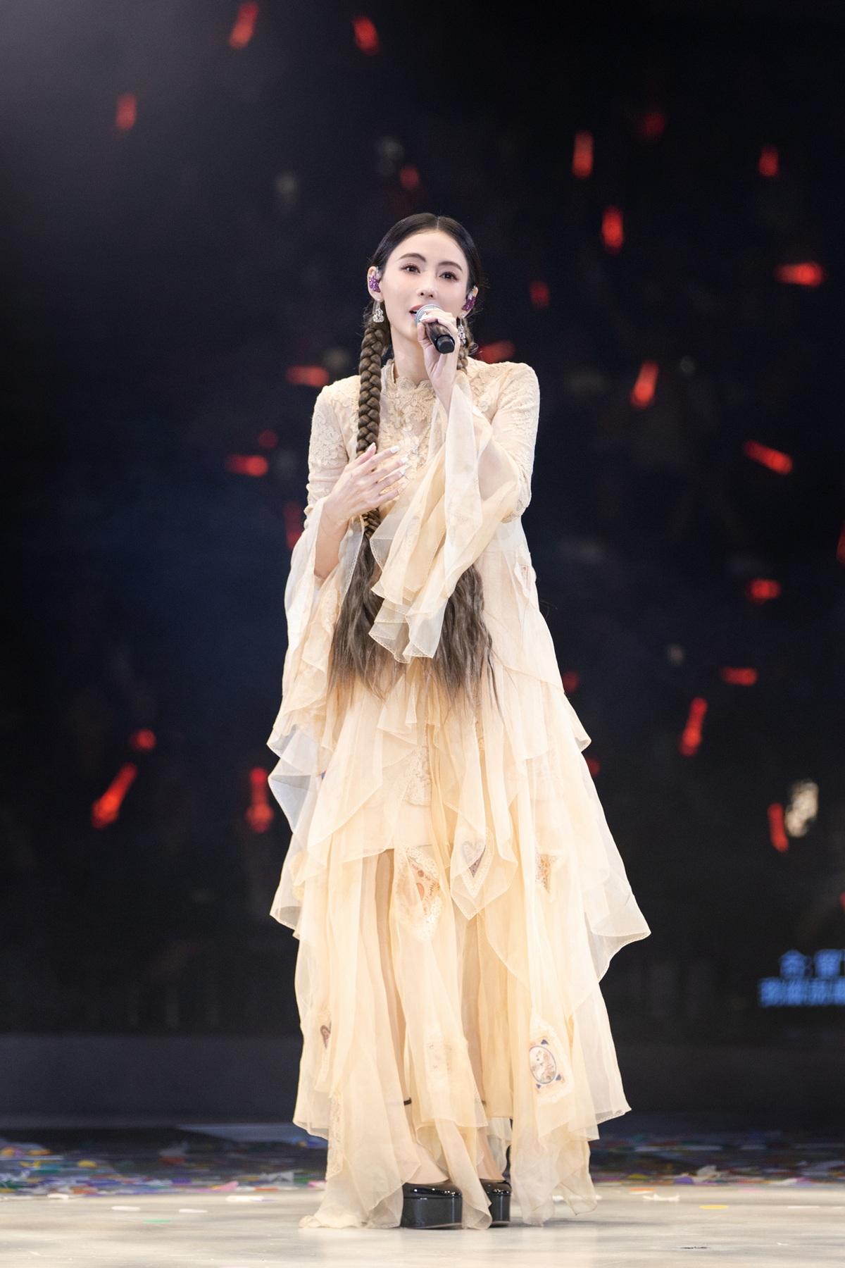 張栢芝以孖辮Look配薄紗裙,仙氣登場。