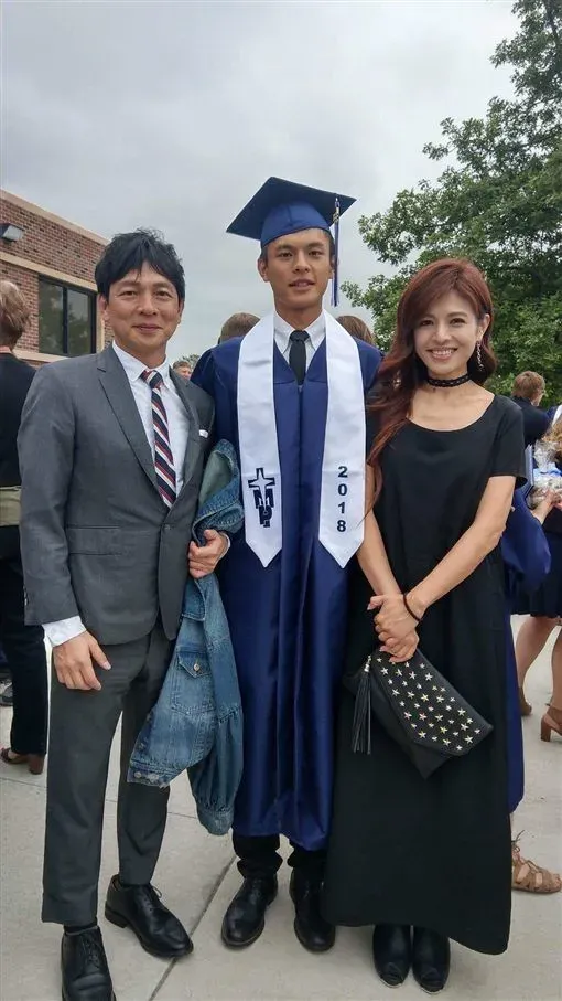 邱以太爸爸是前搖滾歌手高人傑,母親則是90年代玉女歌手林葉亭。