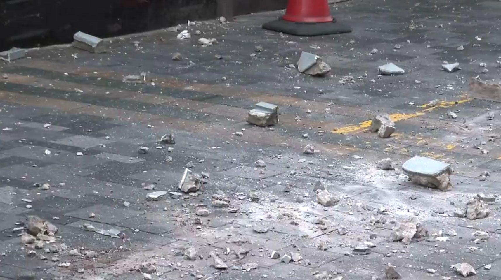 油麻地發生石屎剝落事件。 (電視新聞截圖)