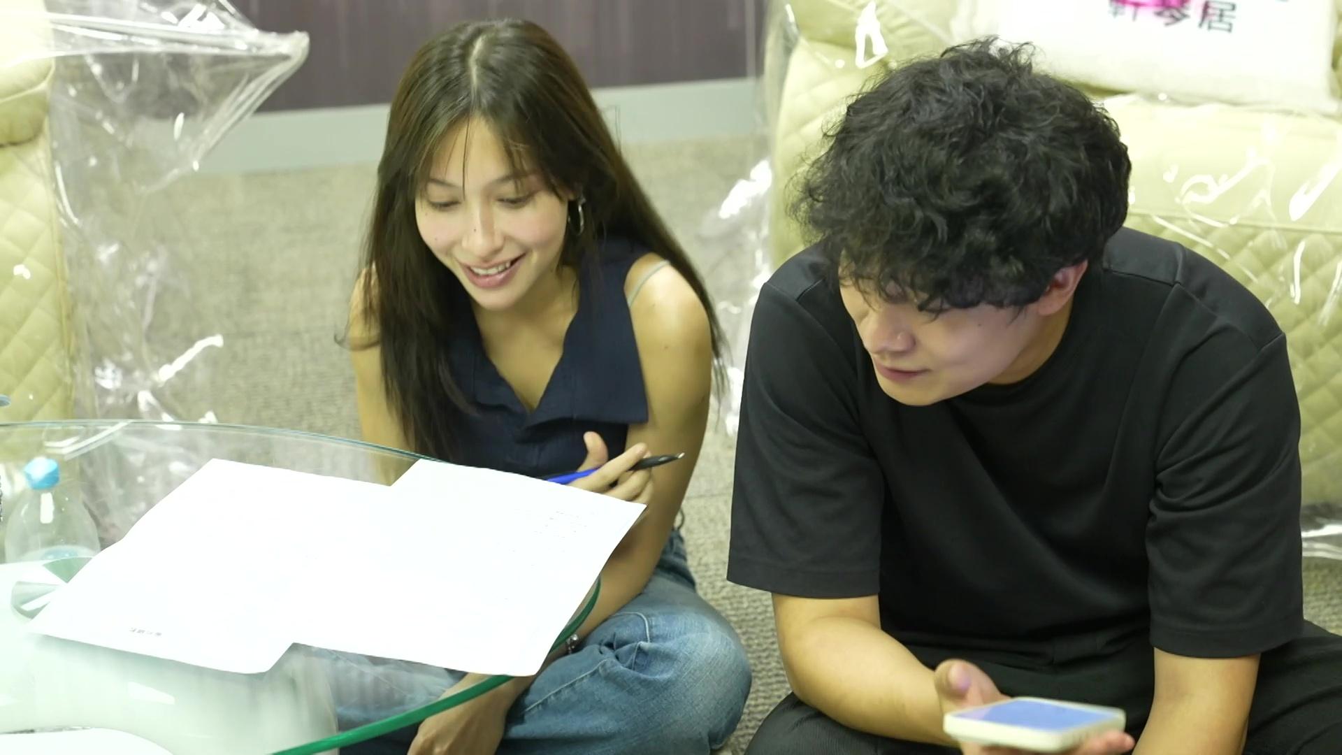 組員穎喬(Ziva)好有心教張津銘講廣東話。