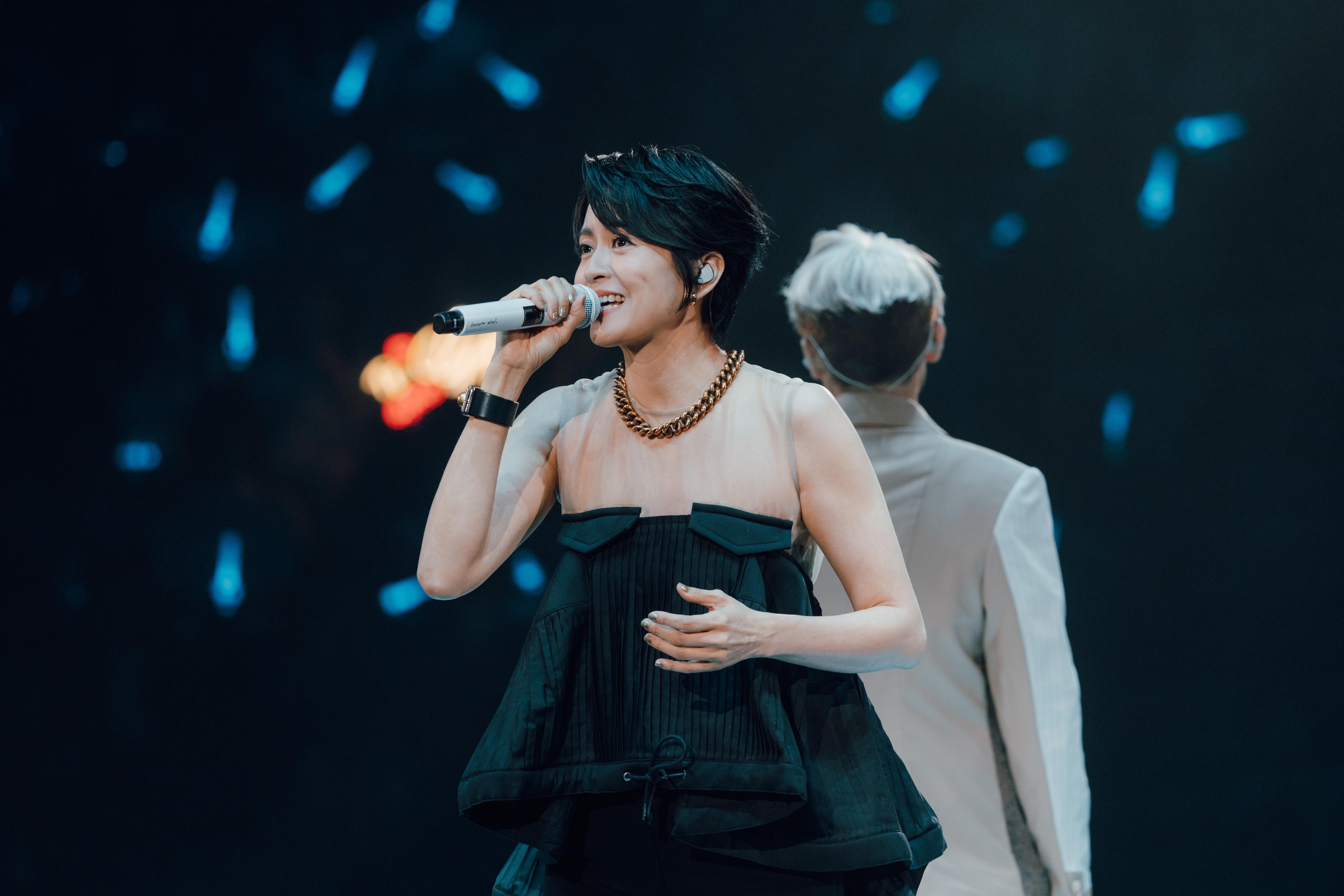 Gigi與家謙合唱《某年仲夏》。