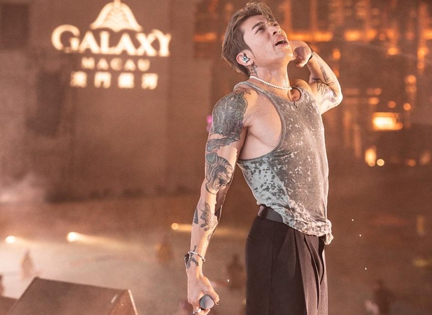 Tyson見到水池內人頭湧湧high到爆,自言亦high埋一份。