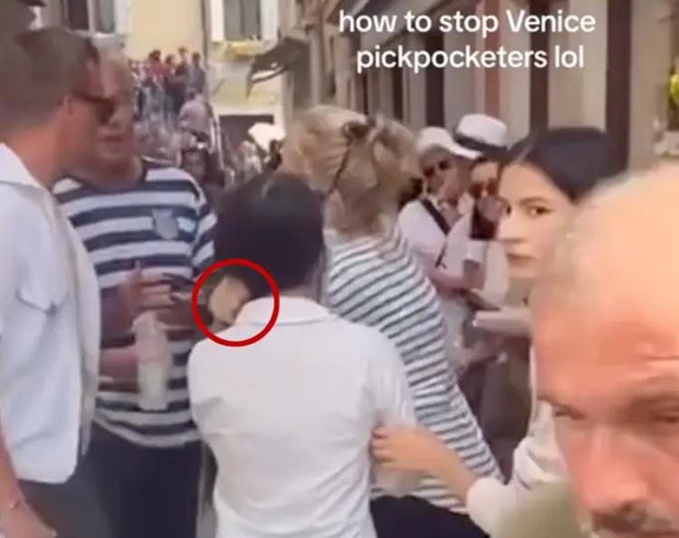 一名美國遊客在威尼斯被偷銀包,靠AirPods捉女賊,並抓緊後者馬尾等待警員到場。(互聯網)