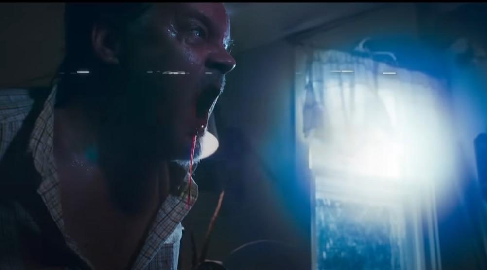 主人被惡靈纏身,滿口鮮血。