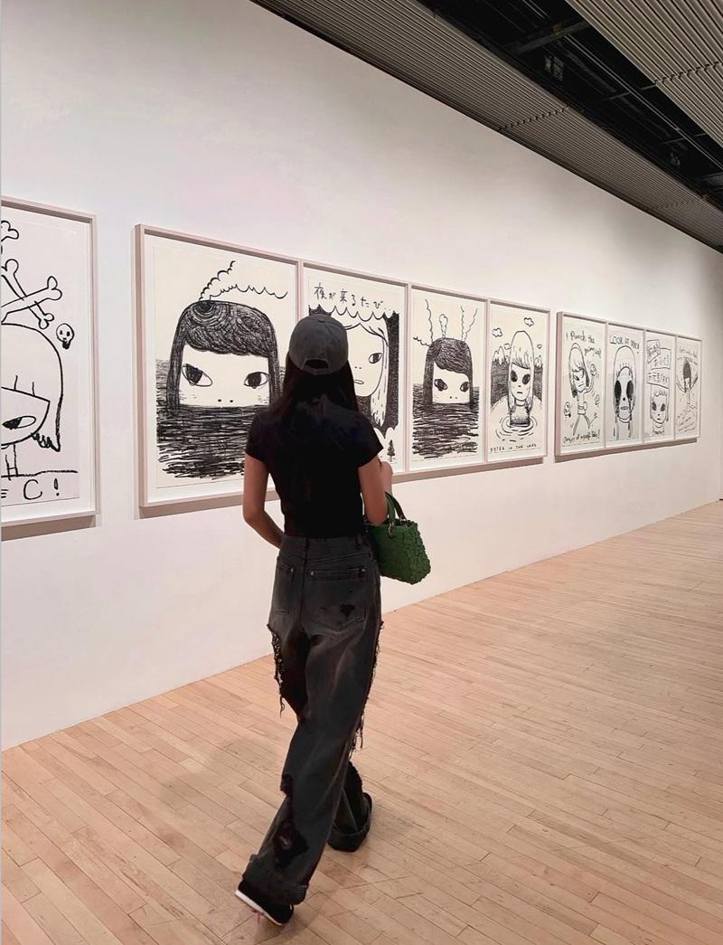 Jisoo@BLACKPINK參觀奈良美智展 奈良回應:佢好認真睇 超開心