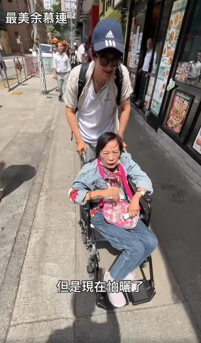 早前旅遊達人項明生到余慕蓮家中探望,陪老人家出外。