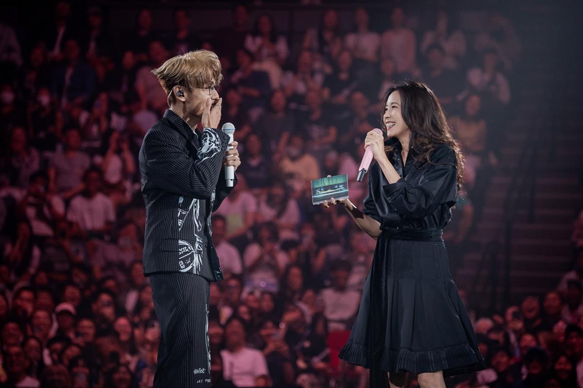 家謙掩嘴蠱惑笑,希望Karen在專輯上簽名。