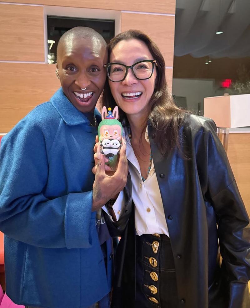 Cynthia Erivo表演完畢與楊紫瓊合照。