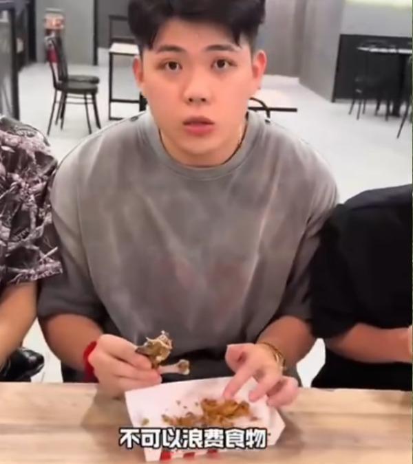 網紅吃剩雞骨頭放入飯俾露宿者 遭網民圍剿辯稱是劇本