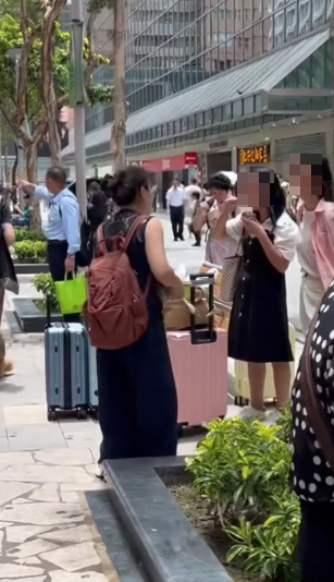 有網民發現在旅遊熱點尖東,有疑似內地人在街上沖杯麵,更將水倒進草叢。(Threads影片截圖)