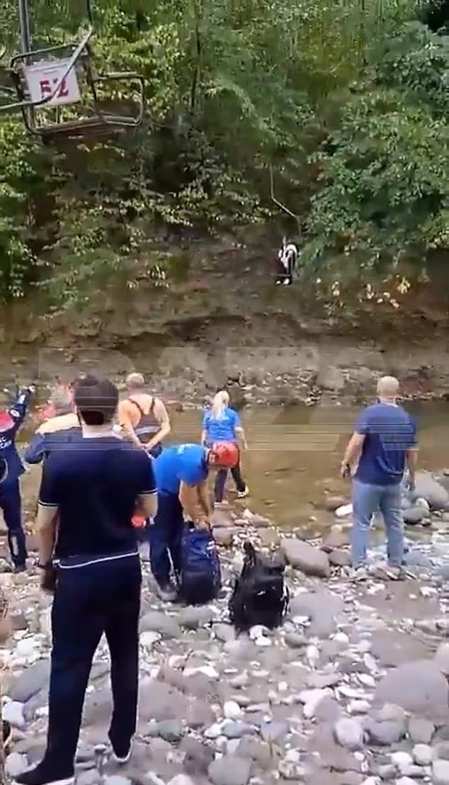 吊椅纜繩斷裂7米高直墮 十多人摔落樹叢湖面8人受傷(有片)