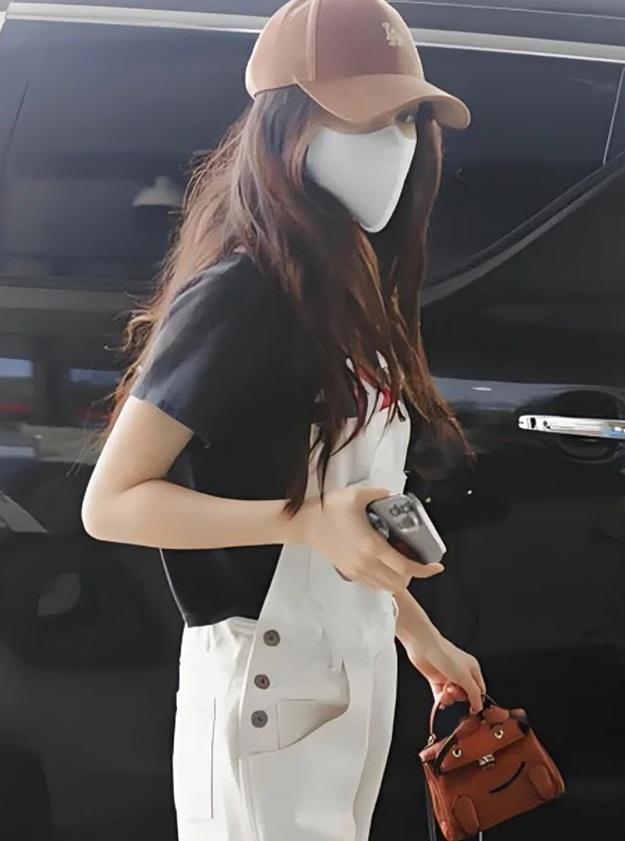 Angelababy在上年已拎住這個Kelly Doll。
