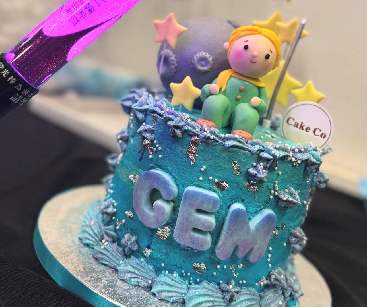 生日蛋糕上有G.E.M.最愛的小王子。