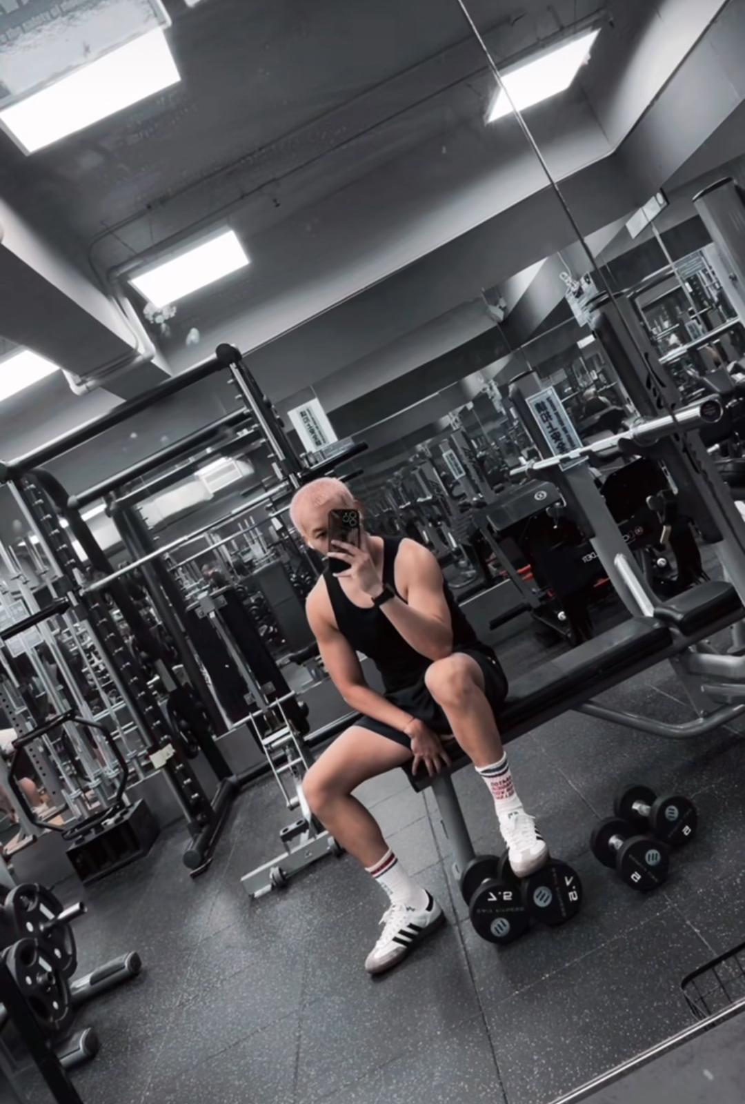 保錡昨日出story曬肌自拍。