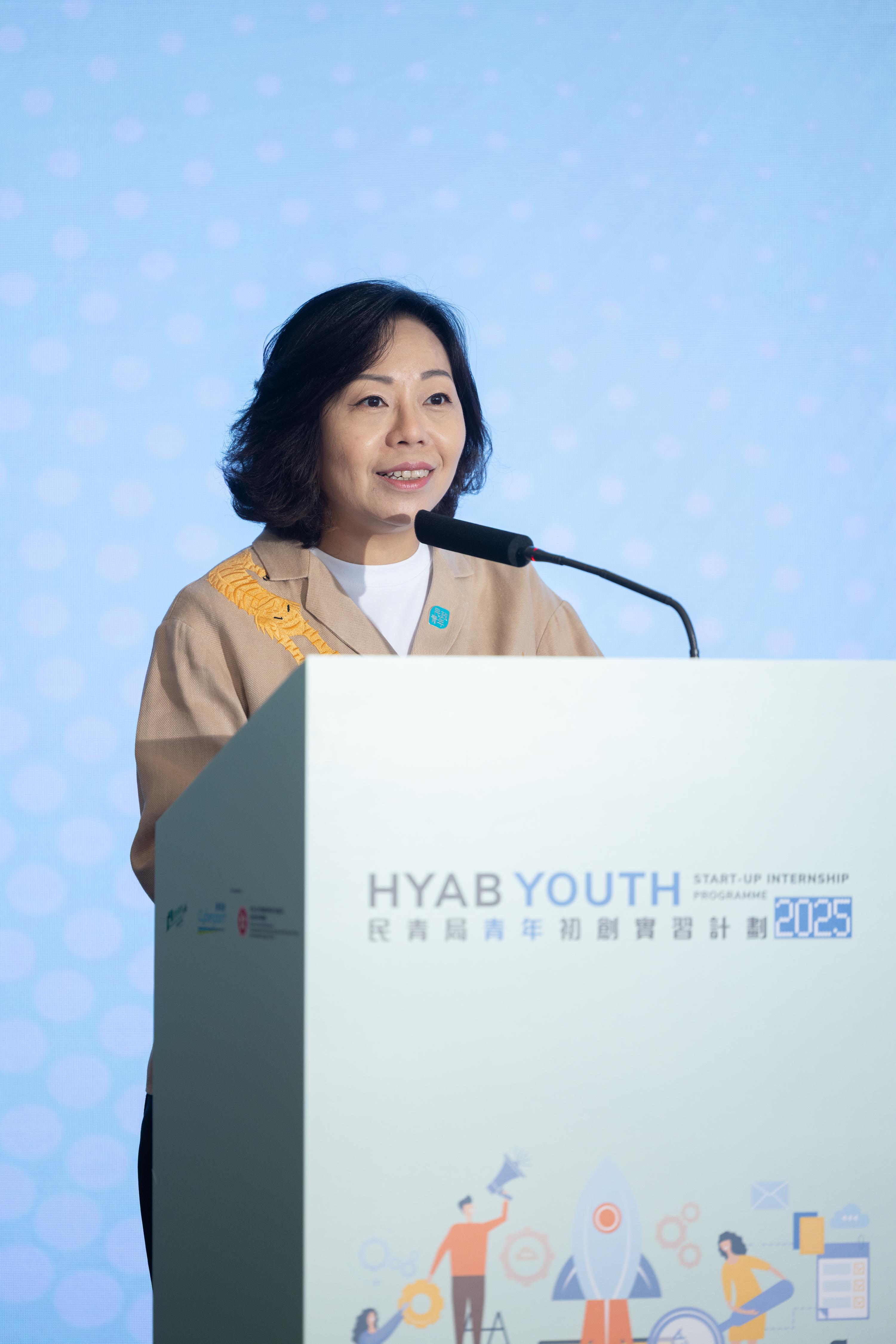 民政及青年事務局局長麥美娟致詞。