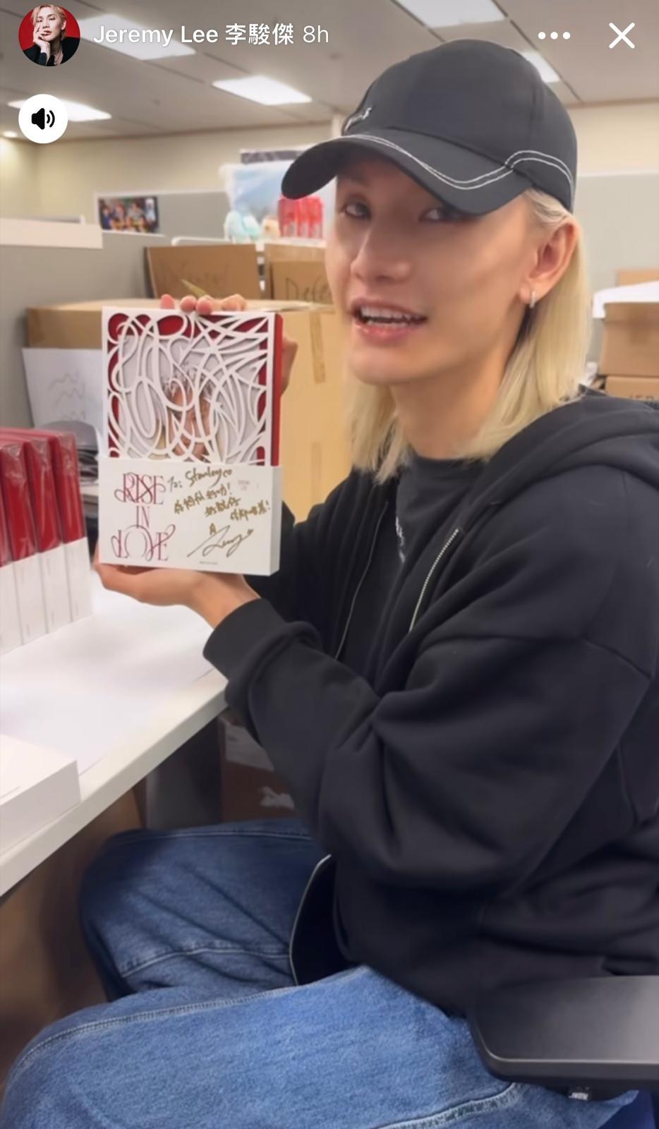 Jeremy送上第一張親筆簽名的《Rise In Love》專輯給Stanley。