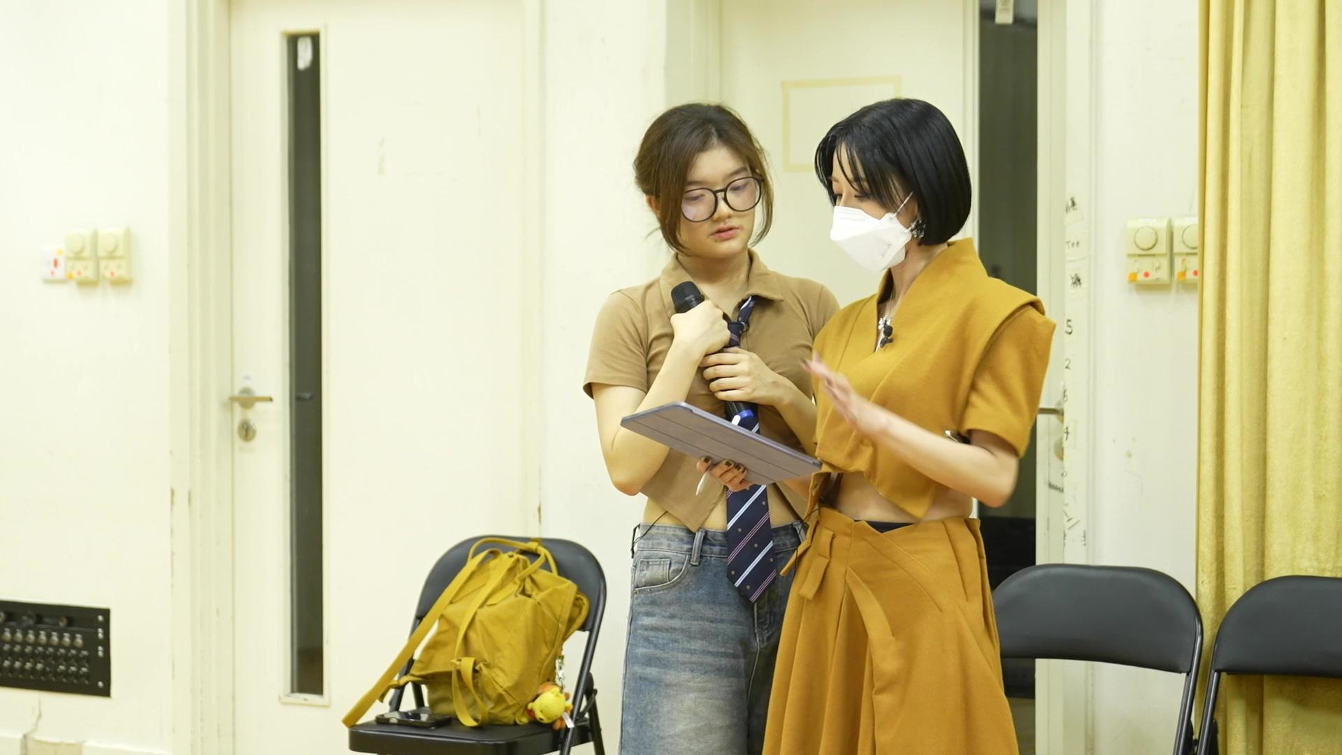 「媽咪」泳兒落足力指導。