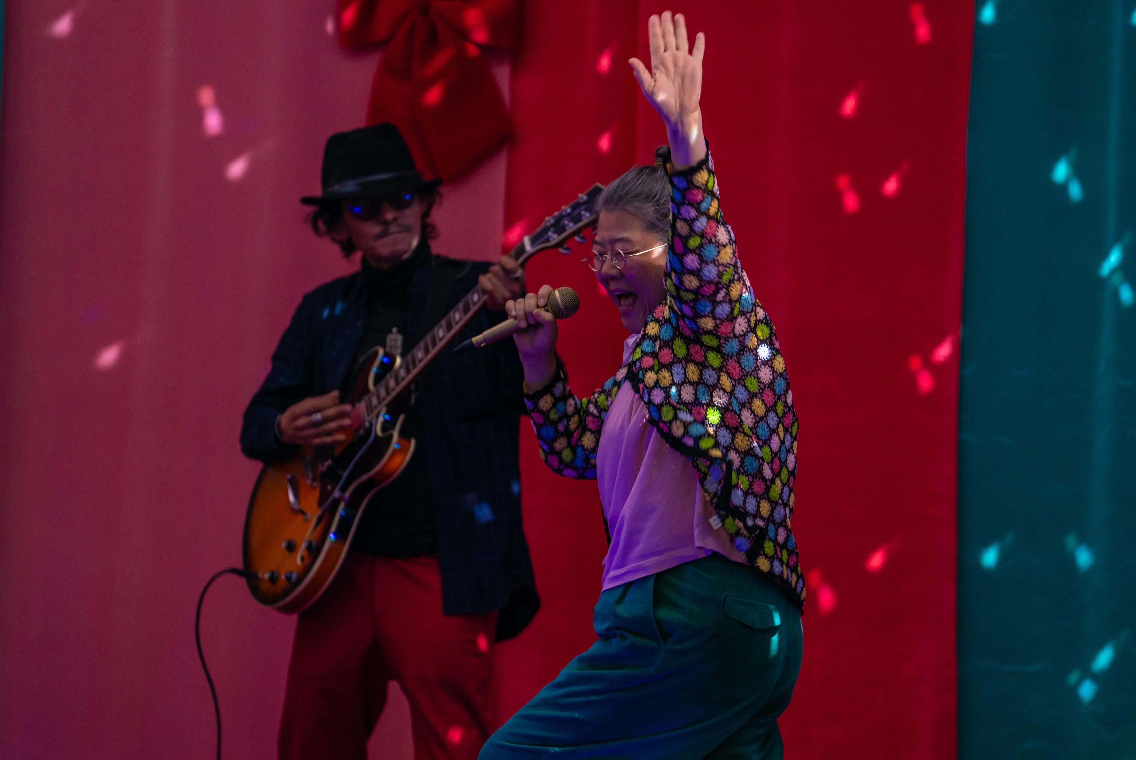 李姃垠尹敬浩在《調教我的喪屍女兒》演熱愛K-pop的嫲嫲。