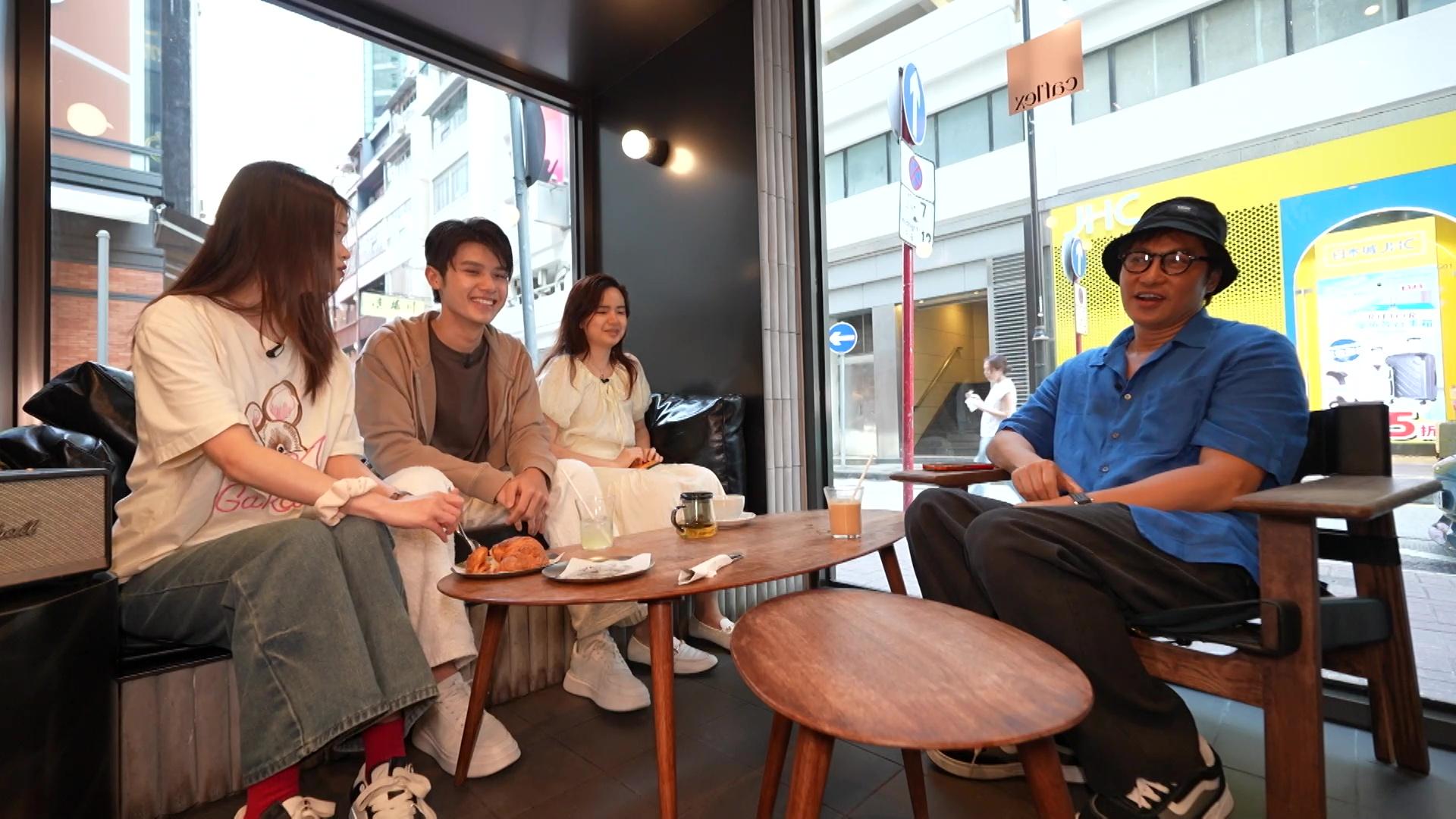 譚耀文指導Michelle、Andrew二人和音技巧。