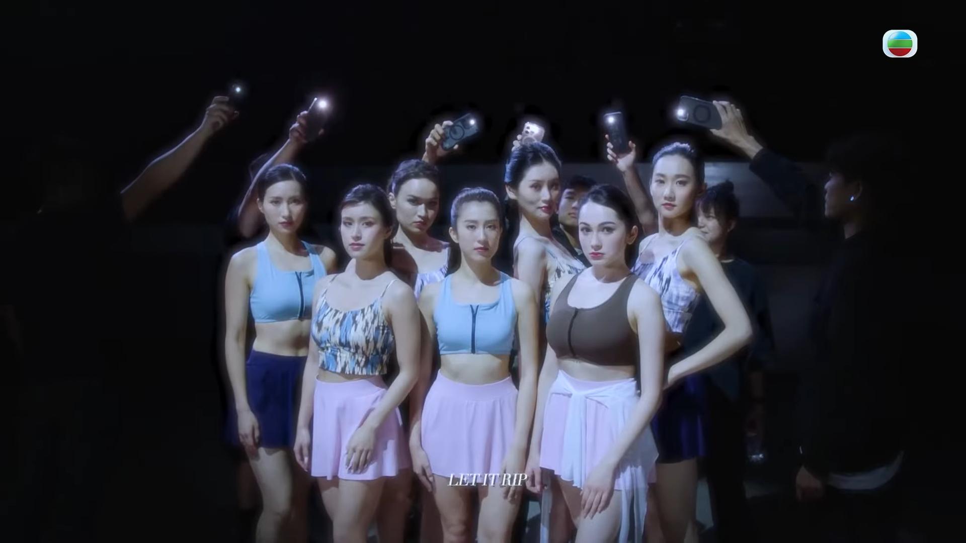 在Rap感十足的《This is how you Live》BGM襯托下,佳麗們分別以Casual Wear亮相。